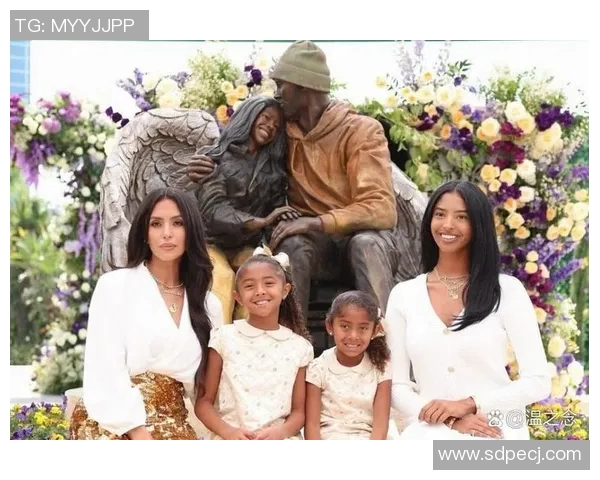 科比纪念像在洛杉矶市中心揭幕,球迷争相合影纪念 科比纪念像在洛杉矶市中心揭幕,球迷争相合影纪念